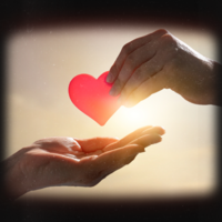 Eine Hand übergibt einer anderen ein Herz. Im Hintergrund strahlt die Sonne.