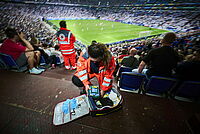 Einsatz des DRK bei der Fußball-Europameisterschaft 2024 in Deutschland. Hier beim Spiel Spanien - Italien in der Arena auf Schalke in Gelsenkirchen. Sanitätsdienst mit Notfallrucksack im Stadion während des Spiels