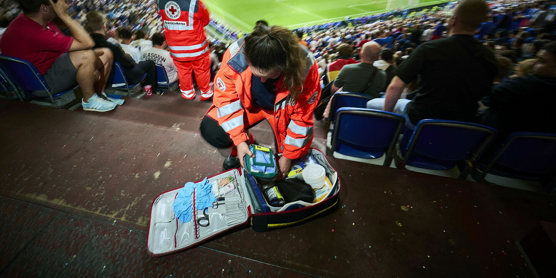 Einsatz des DRK bei der Fußball - EM 2024 Einsatz des DRK bei der Fußball-Europameisterschaft 2024 in Deutschland. Hier beim Spiel Spanien - Italien in der Arena auf Schalke in Gelsenkirchen. Sanitätsdienst mit Notfallrucksack im Stadion während des Spiels