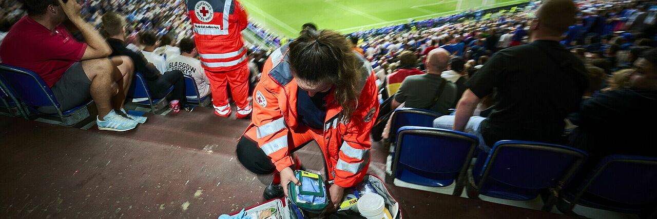 Einsatz des DRK bei der Fußball-Europameisterschaft 2024 in Deutschland. Hier beim Spiel Spanien - Italien in der Arena auf Schalke in Gelsenkirchen. Sanitätsdienst mit Notfallrucksack im Stadion während des Spiels