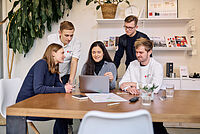 Symbolfoto Team des DRK bei einer Besprechung